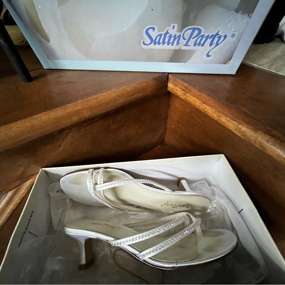 Formal Bridal Mule White Satin Strappy Rhinestone Sandal USL 7B 😊2” oval heel